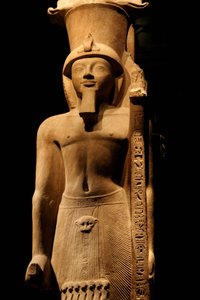 Statue of Pharaoh Sethi II (Seti or Sety) (1200-1194 BC) of the 19th dynasty in pink gres, it carries a sceptre with the symbol of the god Amon, Egyptian Museum of Turin. بواسطة غير معروف