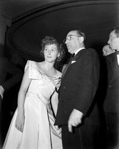 المخرج ماريو كاميريني مع الممثلة كارلا ديل بوجيو في "" السينما الإيطالية غالا "" في روما - 1949 بواسطة غير معروف