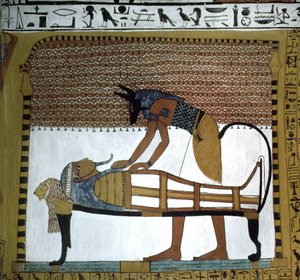 مقابر الحرفيين. مومياء سننجم محنطة من قبل الله أنوبيس ، موقع دير المدينة في الأقصر ، مصر. بداية الأسرة التاسعة عشر.
