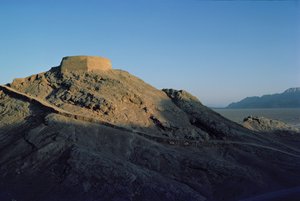 برج الصمت (صورة) بواسطة غير معروف