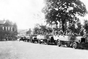 المملكة المتحدة: خط من Charabancs في وسط المدينة. بوينتون ، شيشاير ، c1925 بواسطة غير معروف