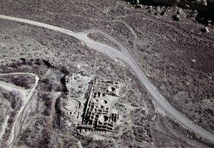 منظر لمستوطنة Anasazi القديمة ، حديقة Chaco Ruins Culture National Park ، Chaco Canyon ، نيو مكسيكو ، الولايات المتحدة الأمريكية ، حضارة Anasazi بواسطة فنان غير معروف