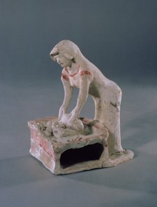 امرأة تعجن الخبز فوق لوح مربع ، يوناني ، من أوليس ، حوالي 500-475 قبل الميلاد (طين بزلقة بيضاء وصبغة حمراء) بواسطة غير معروف