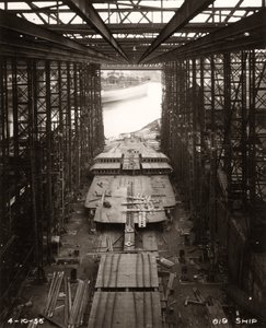 يبدأ العمل في القاع المزدوج لـ "Northbank" في حوض بناء السفن في William Doxford & Sons ، Sunderland ، 4 أكتوبر 1956 (صورة بالأبيض والأسود) بواسطة فنان غير معروف