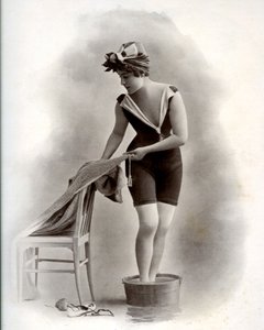 امرأة شابة في ملابس السباحة (من Belle Epoque) تأخذ حمامًا للقدم ، حوالي عام 1900 (صورة b / w) بواسطة فنان غير معروف
