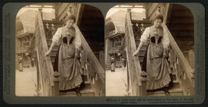 بطاقة مجسمة تصور امرأة سويسرية شابة بالزي التقليدي ، حوالي 1900 (صورة بني داكن) (انظر أيضًا 473238) بواسطة أندروود أند أندروود