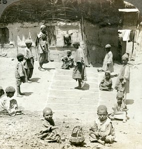 أطفال يلعبون الحجلة ، كشمير ، الهند ، القرن التاسع عشر الميلادي. بواسطة أندروود أند أندروود