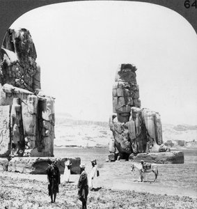 تماثيل ممنون الضخمة في طيبة ، مصر ، 1905 بواسطة أندروود أند أندروود