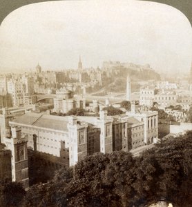 إدنبرة ، من كالتون هيل ، جنوب غرب إلى القلعة ، فوق مقبرة قديمة ، اسكتلندا ، 1902. بواسطة أندروود أند أندروود