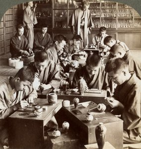 عمال خبراء يصممون تصميمات في مصوغة بطريقة ، كيوتو ، اليابان ، 1904 بواسطة أندروود أند أندروود