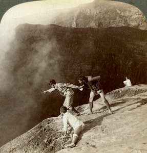 الدخول عبر أبخرة كبريتية إلى أعماق الحفر ، أسو سان ، اليابان ، 1904 بواسطة أندروود أند أندروود