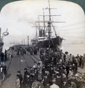 تحية للقادمين الجدد على الرصيف إلى جانب Pacific Mail SS China ، في يوكوهاما ، اليابان ، 1904. بواسطة أندروود أند أندروود