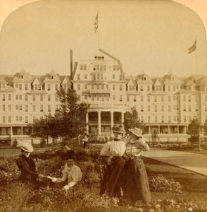 في الأراضي الجميلة لفندق Frontenac ، Round Island ، Thousand Islands ، 1900. بواسطة أندروود أند أندروود