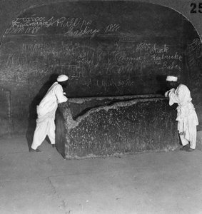 تابوت خفوس ، الذي كسره اللصوص ، في الهرم الأكبر ، مصر ، 1905. بواسطة أندروود أند أندروود