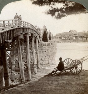 جسر Kintai فوق نهر Nishiki في Iwakuni ، باتجاه الشمال ، اليابان ، 1904. بواسطة أندروود أند أندروود