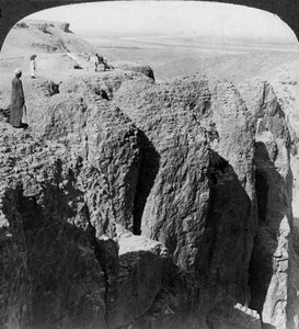 تطل على النيل من حواجز طيبة الغربية ، مصر ، 1905. بواسطة أندروود أند أندروود