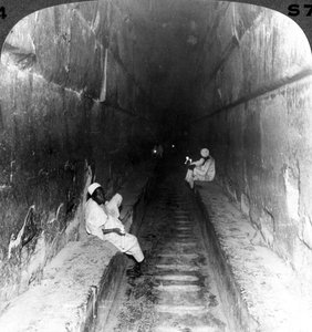 النظر إلى الممر الرئيسي لقبر خوفو داخل الهرم الأكبر ، مصر ، 1905. بواسطة أندروود أند أندروود