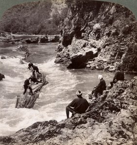 رجال على طوف خشبي ، يطلقون النار على Hozu Rapids على نهر Katsura ، كيوتو ، اليابان ، 1904 بواسطة أندروود أند أندروود