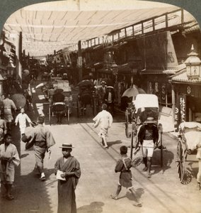 حركة مرور منتصف الصيف تحت مظلة شيجو باشيدوري ، طريق مزدحم في كيوتو ، اليابان ، 1904 بواسطة أندروود أند أندروود