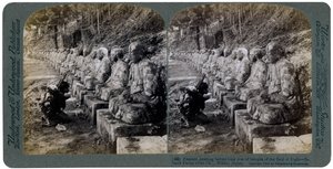 صلاة الفلاحين أمام صف من تماثيل إله النور ، نهر دايا ، نيكو ، اليابان ، 1904. بواسطة أندروود أند أندروود