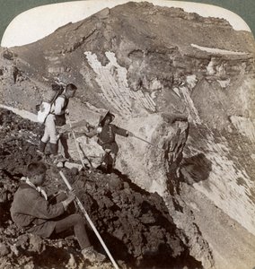 تطل النظرات من الحمم البركانية إلى أسفل فوهة بركان جبل فوجيس فوجي ياماس ، اليابان ، 1904. بواسطة أندروود أند أندروود