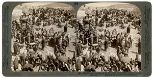 أشخاص يأتون من القدس للتضحية خارج الجدار الشرقي ، 1900. بواسطة أندروود أند أندروود