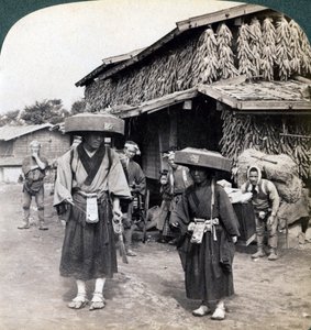 متسولون من الحجاج يضربون الصنوج الصغيرة بالقرب من بحيرة كاواجوتشي باليابان 1904 بواسطة أندروود أند أندروود