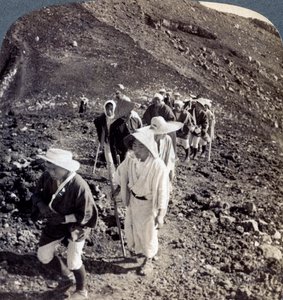 الحجاج في نهاية صعودهم لجبل فوجي فوجيياما ، اليابان ، 1904. بواسطة أندروود أند أندروود