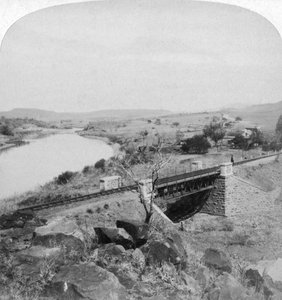 جسر بوم بوم ومحطة تلغراف مقر بوير ، نهر توجيلا ، ناتال ، جنوب أفريقيا ، 1901. بواسطة أندروود أند أندروود