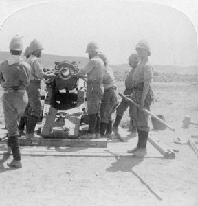 وضع قذيفة في بندقية قطار الحصار عند نهر مودر ، جنوب أفريقيا ، حرب البوير ، 1900 بواسطة أندروود أند أندروود