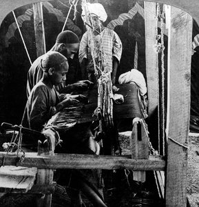 النساجون شال ، كشمير ، الهند ، ج 1900. بواسطة أندروود أند أندروود