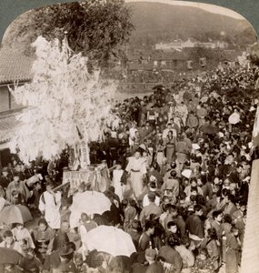 موكب شنتو يحمل أشياء مقدسة فوق جسر إلى المتحف الإمبراطوري ، كيوتو ، اليابان ، 1904. بواسطة أندروود أند أندروود