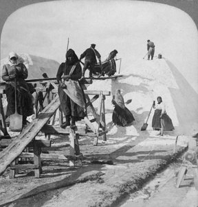 تكديس الملح في حقول الملح العظيمة في سولينن ، البحر الأسود ، روسيا ، 1898. بواسطة أندروود أند أندروود