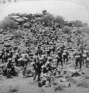 اقتحام سفينة Boer kopje بواسطة Suffolks في Colesberg ، جنوب أفريقيا ، حرب البوير ، 1900. بواسطة أندروود أند أندروود