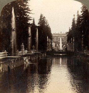شارع النوافير ، القصر الإمبراطوري بيترهوف ، روسيا ، 1897. بواسطة أندروود أند أندروود