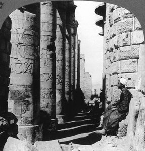 الرواق الشهير في المعبد الكبير بالكرنك ، طيبة ، مصر ، 1905. بواسطة أندروود أند أندروود