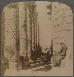 الرواق الشهير لقاعة الأعمدة الكبيرة في معبد الكرنك ، طيبة ، مصر ، 1897. بواسطة أندروود أند أندروود