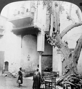 النوافذ الحريمية في بلاط منزل ثري من القاهرة ، مصر ، 1905. بواسطة أندروود أند أندروود