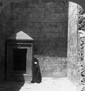 قدس الأقداس والمزار للصورة الإلهية ، معبد إدفو ، مصر ، 1905. بواسطة أندروود أند أندروود