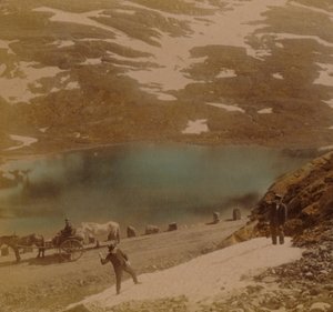 المسافرون مع كرات الثلج في يوليو ، على الطريق فوق جبال Haukeli ، النرويج ، الفنانون: Elmer Underwood ، Bert Elias Underwood. بواسطة أندروود أند أندروود