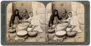 امرأة تطحن في الطاحونة ، فلسطين ، 1900. بواسطة أندروود أند أندروود