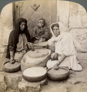 امرأة تطحن في الطاحونة ، فلسطين ، 1900. بواسطة أندروود أند أندروود