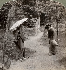 نساء في حديقة معبد كينكاكو جي ، كيوتو ، اليابان ، 1904. بواسطة أندروود أند أندروود