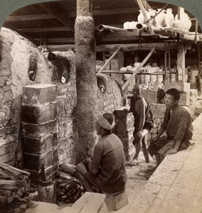 عمال يشاهدون أفران مليئة بخزف عواطة ، أعمال كينكوسان ، كيوتو ، اليابان ، 1904 بواسطة أندروود أند أندروود