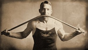 رجل قوي من كاليفورنيا السيد PA Linebarger ينحني قضيب حديدي بأسنانه ، سان فرانسيسكو عام 1922 بواسطة غير معروف