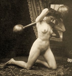 أنثى عارية تمارس التمارين مع الكرة الأرضية ، c.1900 (صورة بني داكن)