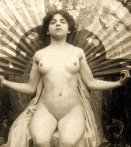 أنثى عارية عارية مع مروحة كبيرة ، c.1900 (صورة بني داكن)