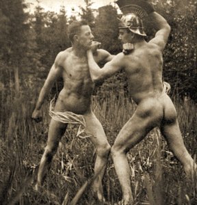 معركة قتالية مع خوذة رومانية ، ج .1910 (صورة بني داكن) بواسطة غير معروف