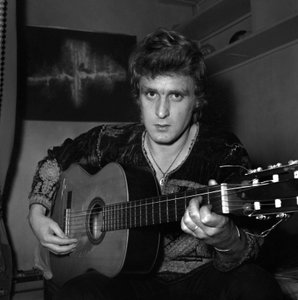 المغني الفرنسي كريستوف (دانيال بيفيلاكوا) يرسم لوحة قماشية في المنزل ، 18 نوفمبر 1969 بواسطة غير معروف