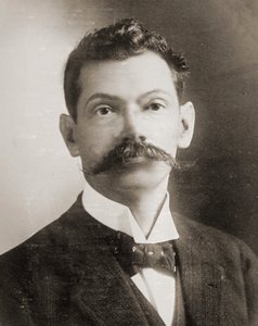صورة للدكتور فرانسيسكو برتراند باراهونا c.1910